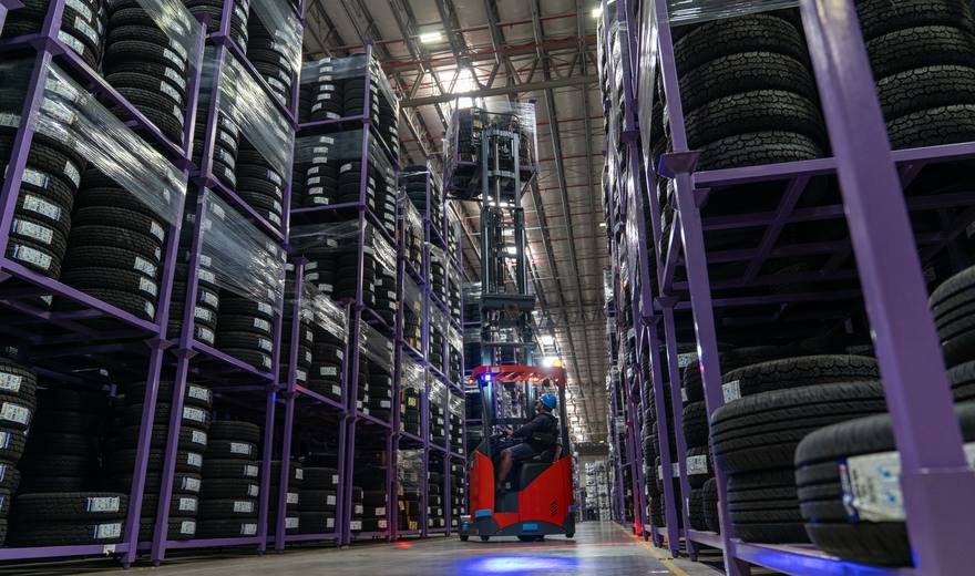 Empilhadeira em centro de distribuição de pneus