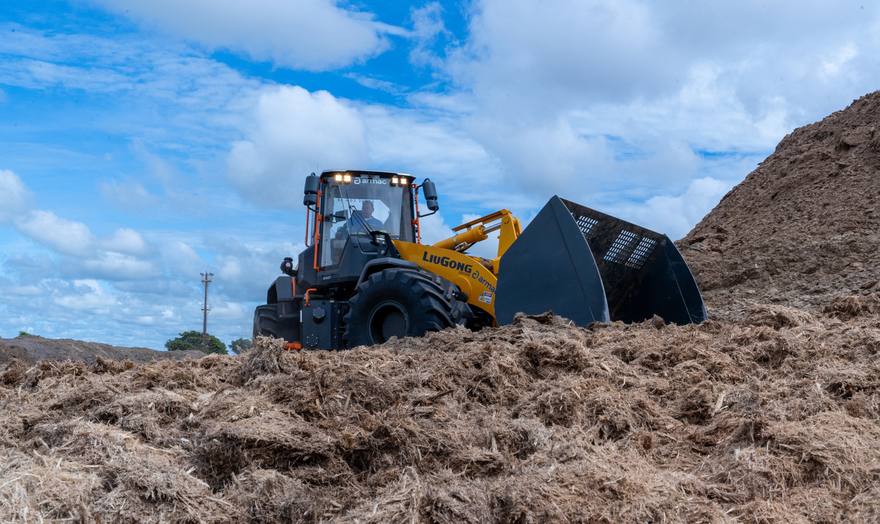 Pá carregadeira em planta agroindustrial